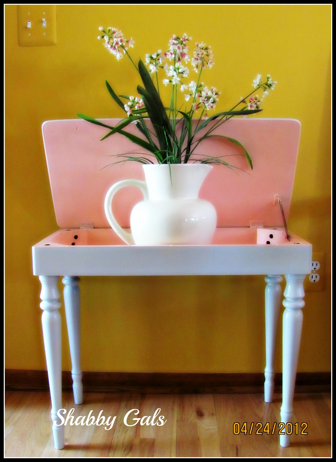 Shabby Gals Piano Bench